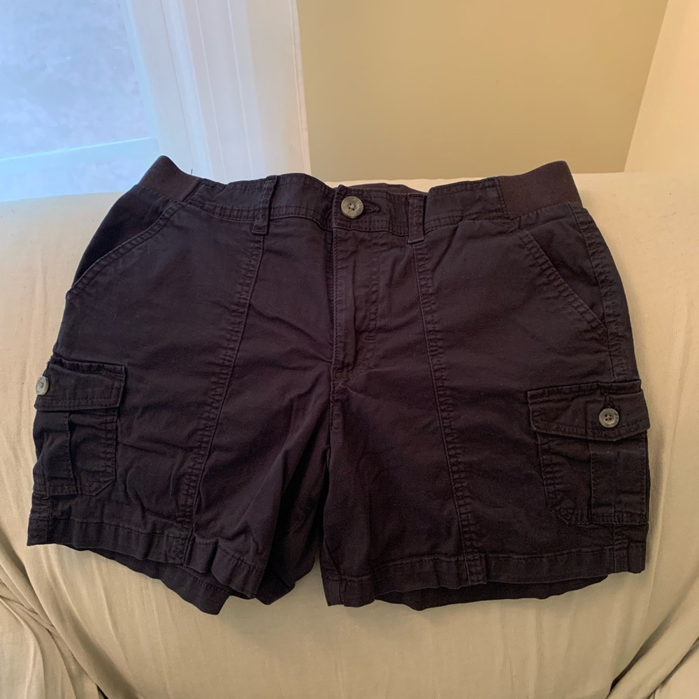 Woman’s Lee relax, fit short with cargo pants and elastic waistband size 8 to 10